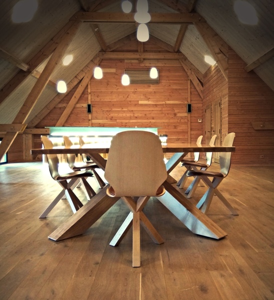 Table de réception en frêne avec ses chaises