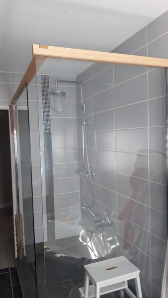 Renfort du maintien de paroi de douche