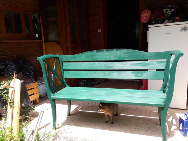 Banc fait avec 2 vielles chaises.