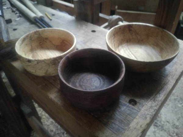 Des bols au tour à pédale encore...