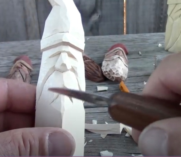 Wood carving a Gnome - Sculpter un Gnome