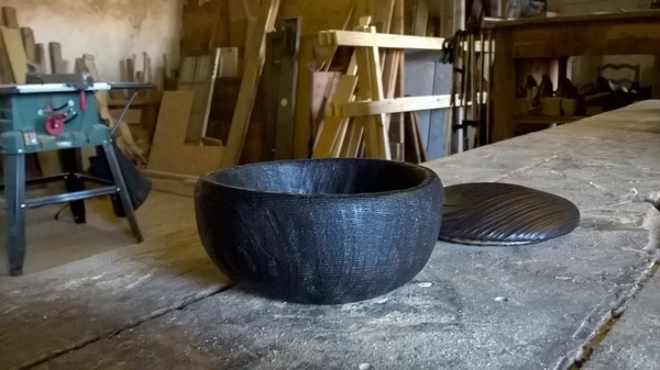 Petit bol en bois brûlé et son couvercle