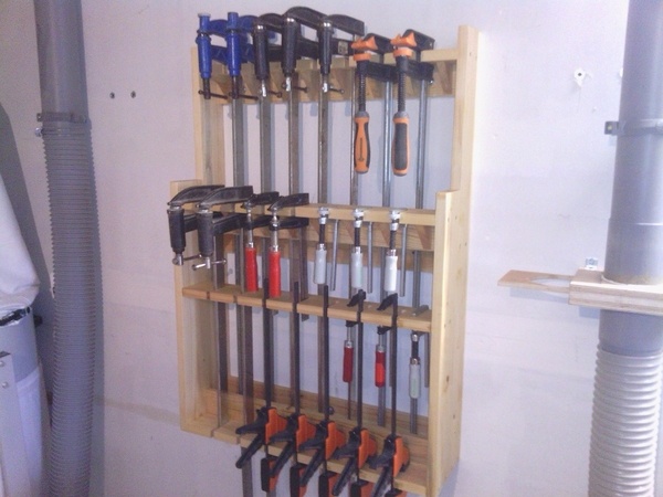 Un rack a serres joint en bois de palette