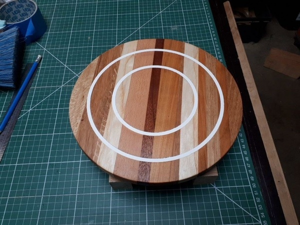 Sous-plat avec incrustation epoxy