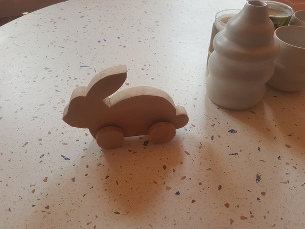 Jouet en bois à roulette, aux outils à main