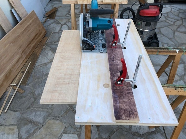 Un guide équerre symétrique pour scie circulaire