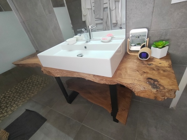Meuble de salle de bain en orme