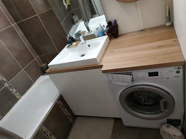 Meuble de salle de bain, plan de travail en chêne massif sous vasque et ses étagères