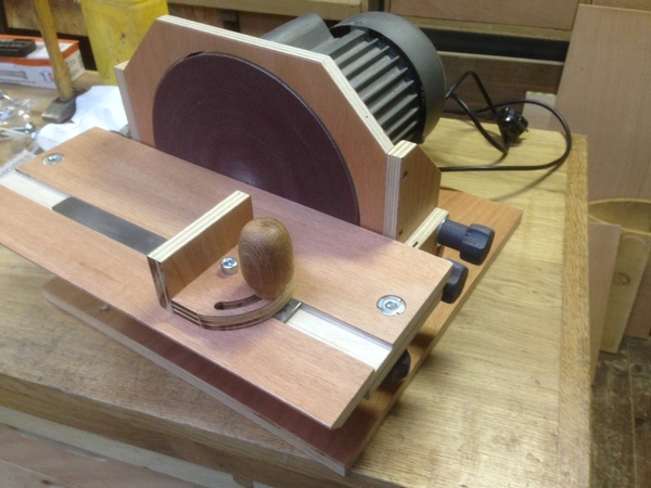 Ponceuse à disque à plateau inclinable