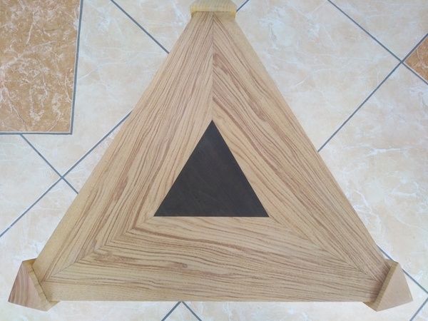 Table triangulaire pied gainée