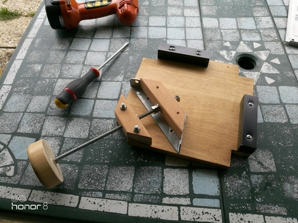 Serre cadre ou joint a angle droit