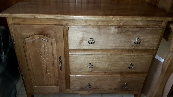 Commode 3 tiroirs une porte en chêne massif.