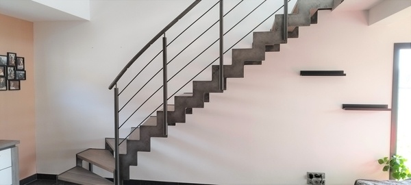 Escalier à limons métalliques