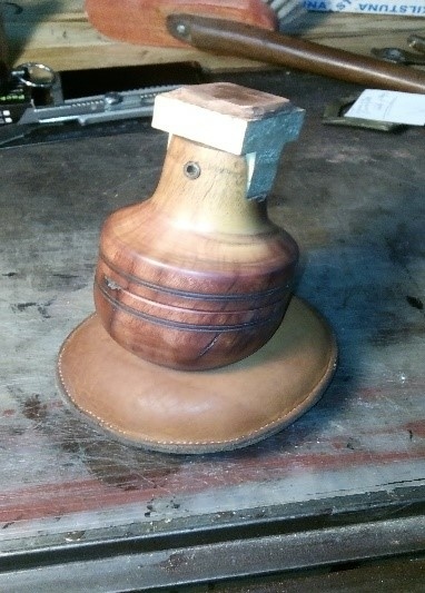 Les deux moitiés tournent l'une dans l'autre, et celle d'en l'air a l'étau qui fixe le taquet avec la cire à cacheter, pour y coller à chaud les médailles etc à graver au burin