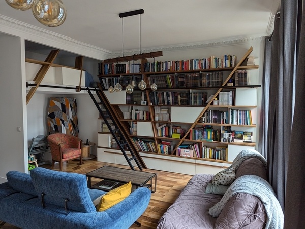 Bibliothèque en noyer massif et contreplaqué stratifié blanc