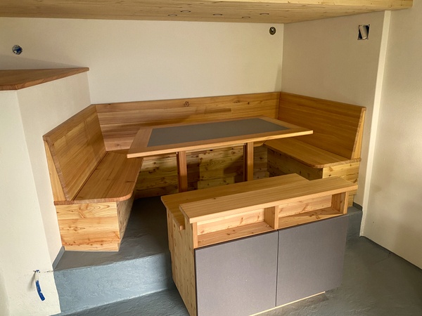 Table, banc et cuisinette