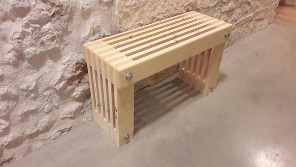 Petit banc assemblé par tiges filetées