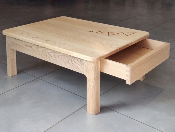 Table basse en frêne
