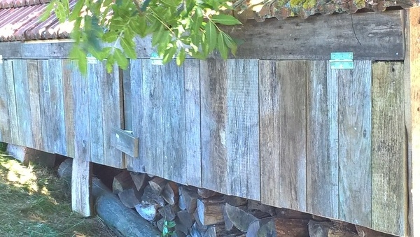 Rangement pour le bois sous les dessous de toit