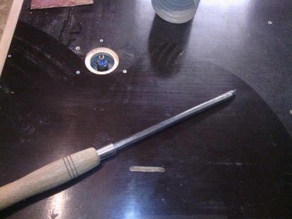 Un outil au carbure pour tour a bois .