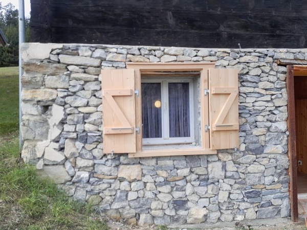 Entourage de fenêtre avec volet pour un mayen