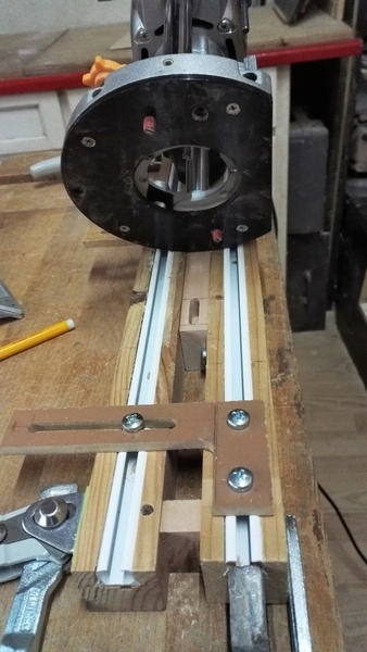 on remarque les piges de centrage en rouge sous le plateau de la défonceuse