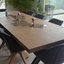 Table de salle à manger en Baubuche multilignes avec inclusion carrelage