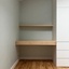 Bureau flottant et son armoire pour une chambre d'enfant