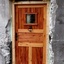 Porte d'entrée d'une vieille maison en mélèze