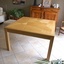 Une table carrée extensible toute en bois