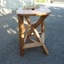 Tabouret avec une croix de saint André en diagonale