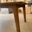 Une grande table en noyer tout en courbe