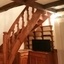 Sous un escalier connu , un meuble vidéo d'époque en orme rouge (90s)