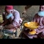 Tournage sur bois dans un atelier du Pakistan