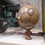 Ballon de foot en bois de bout.