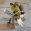 Figurine en forme d'insecte sur son trône