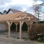 Un carport en mélèze, pour deux voiture, avec un abris de jardin.