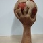 Main sculptée et ballon en bois