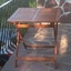 Une petite table pliante de balcon en bois de récupération